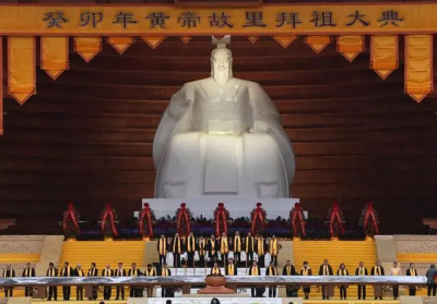 以“黄帝故里和姓氏文化”为核心，打造“中华儿女的寻根之地”